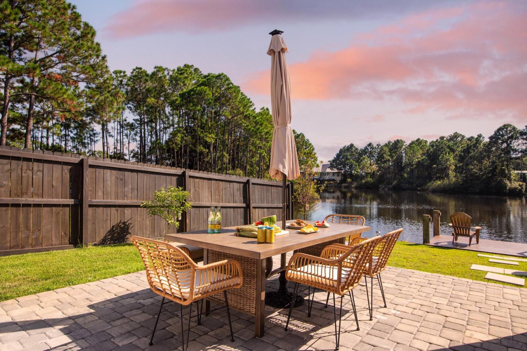 Edgewater By Avantstay Gorgeous Character Lakefront Home W Private Dock 德斯廷 外观 照片